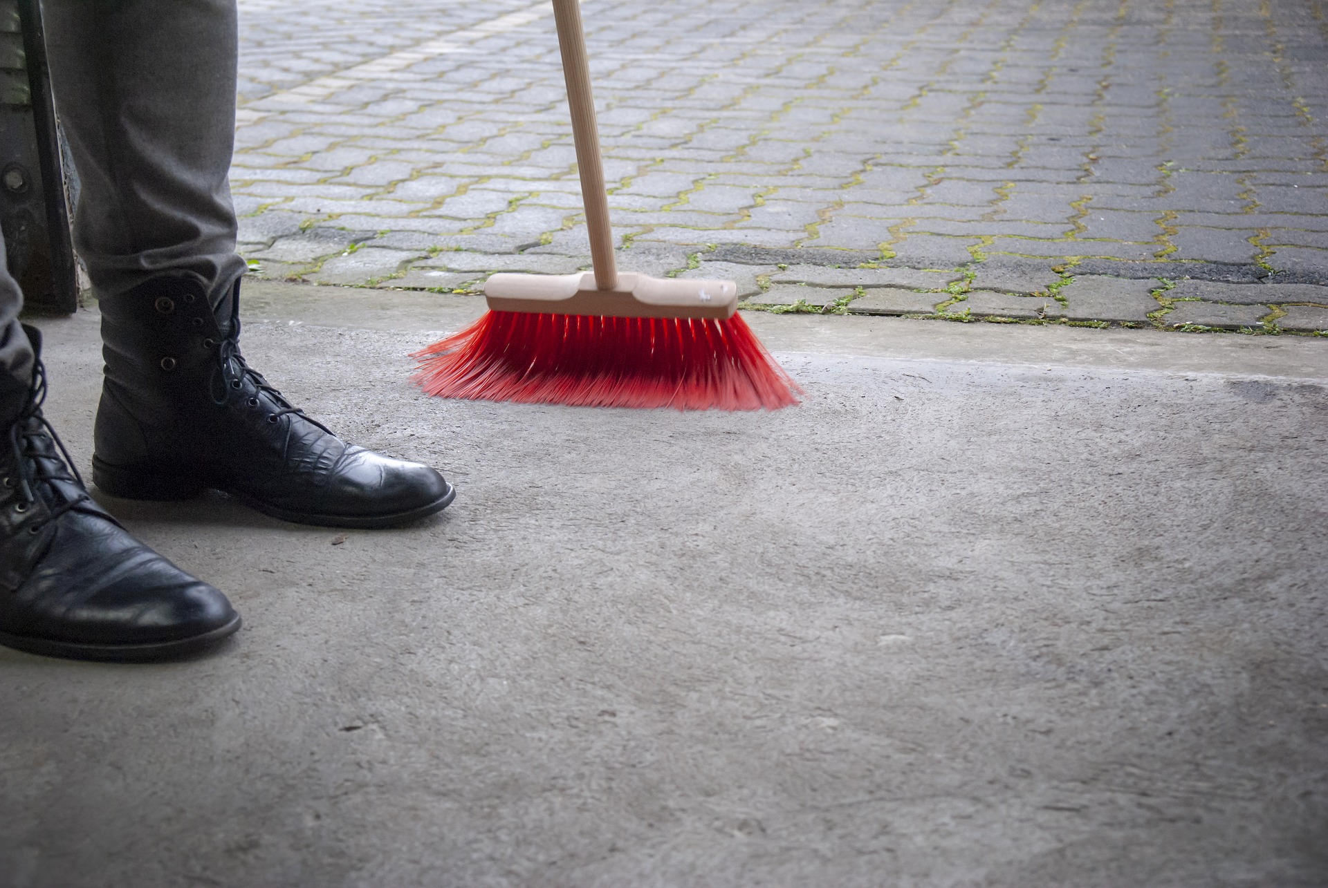 sweeping-3405224_1920 sweeping-3405224_1920